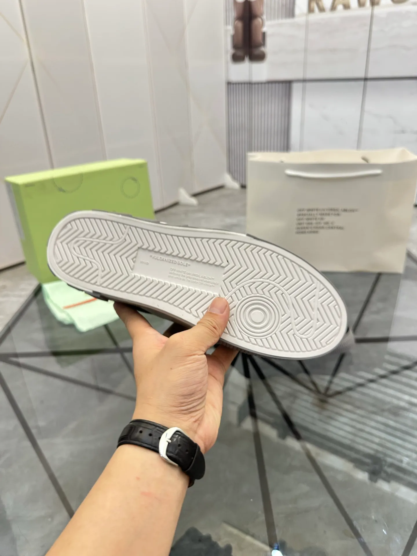 Selling men's shoes 💰: 💰P440¥ Product trademark: OFF WHITE * "OFF WHITE*" low-top casual shoes Regular size: 35-45 (can be customized to 46) Couple style Product materials: imported nubuck leather upper spliced ​​with original fabric, breathable lining, original outsole. No.: H203
